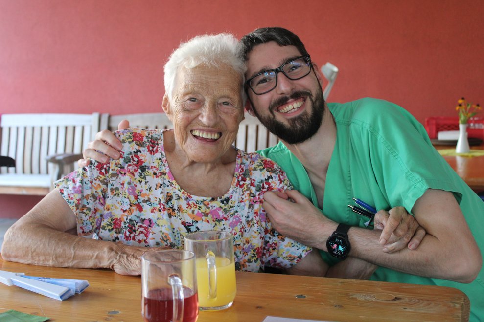 Oma und Enkel