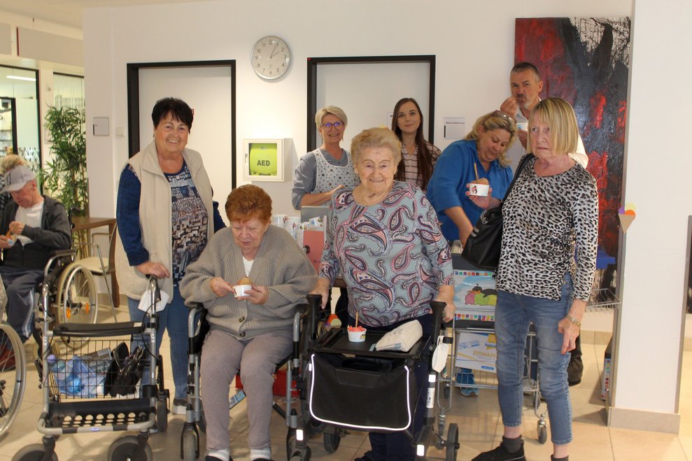 Einige Bewohnerinnen, Alltagsbegleiterin Ilse Gruber, die Kaufmännische Direktorin Lena Fritz-Reicher sowie Pflegedirektor Hermann Köhler machen den Geschmackstest…