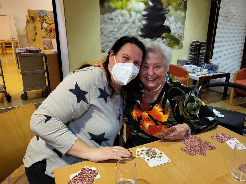 Ehrenamt Koordinatorin und Seniorenbetreuerin Martina mit Frau W. beim Schnapsen.