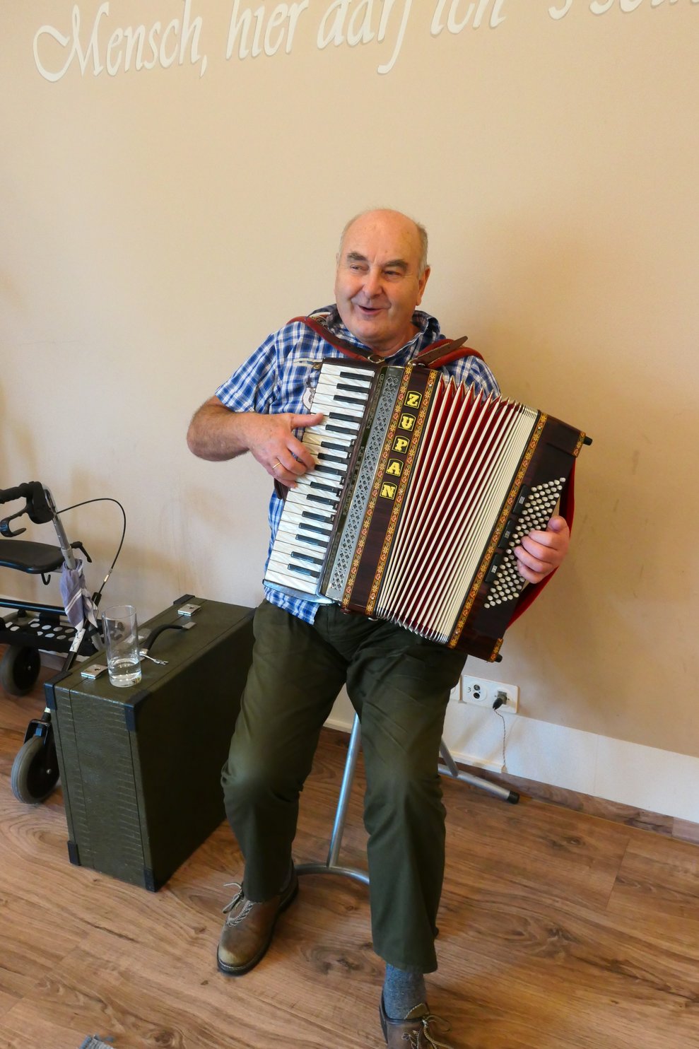 Ein Herr spielt Ziehharmonika.
