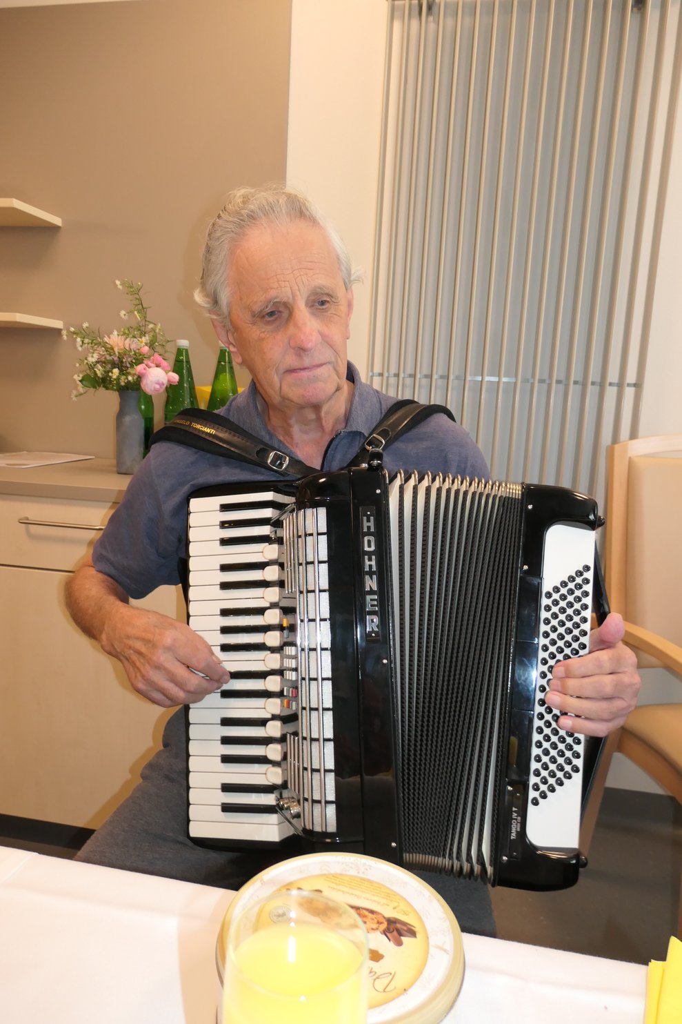 Ein Mann mit Ziehharmonika.