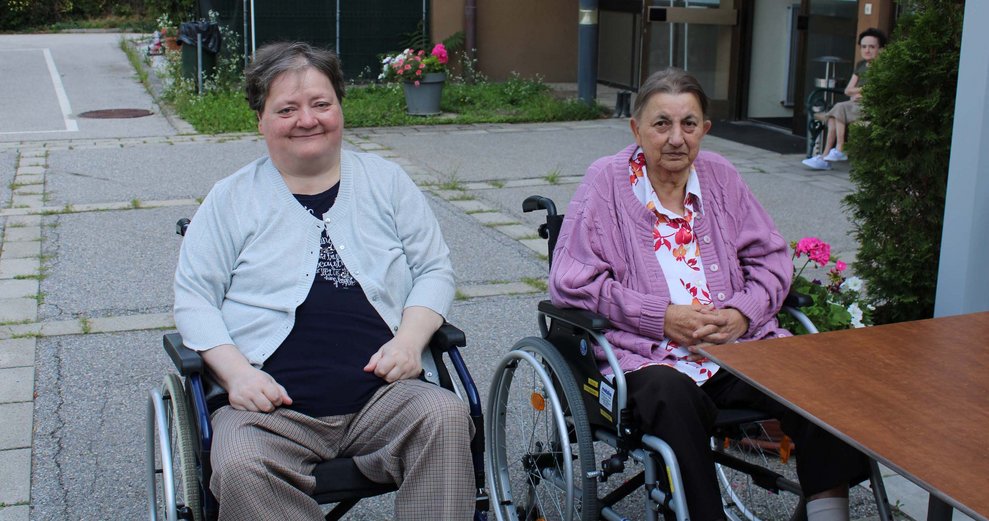 Bewohnerinnen lauschen der Blasmusik