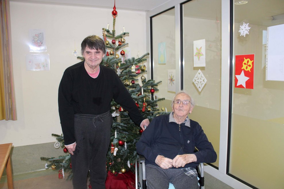 BewohnerInnen schmücken Christbaum