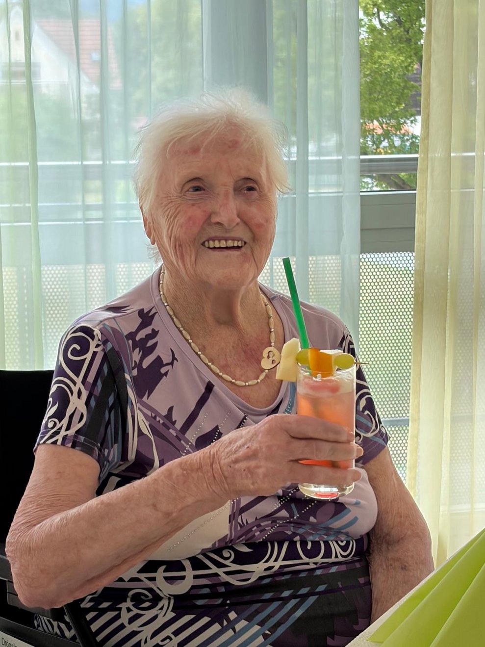 Eine Frau mit Cocktail