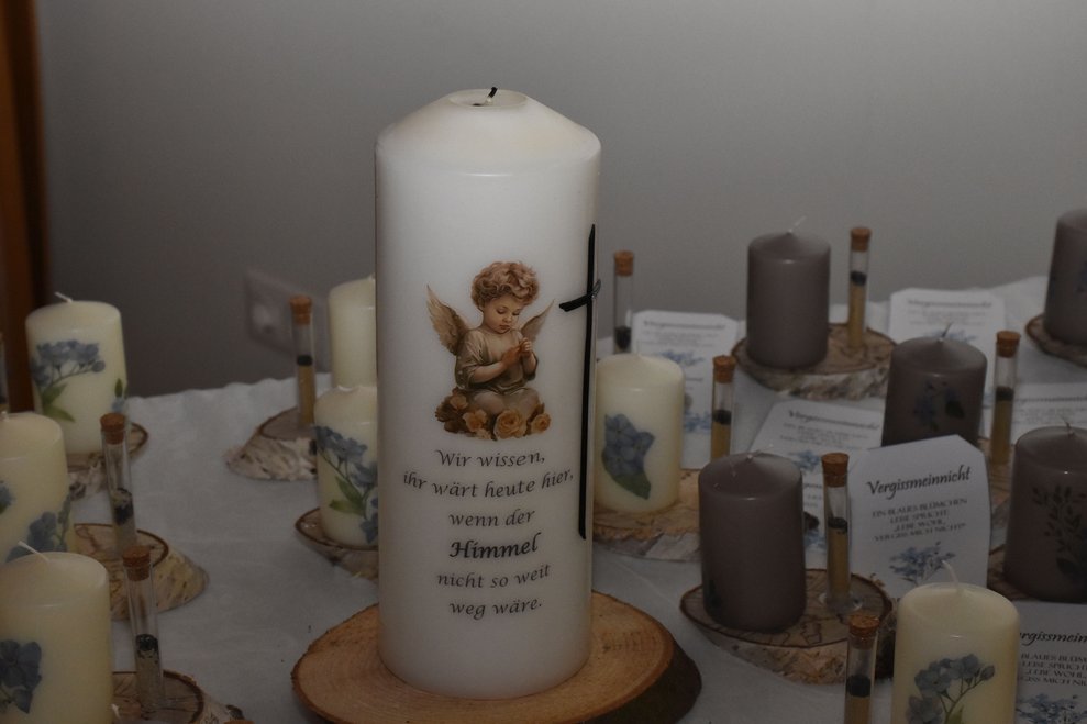 Eine große Kerze.