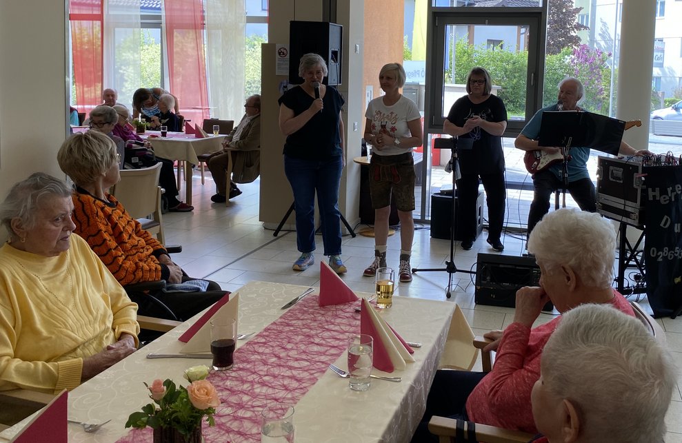 Unsere Direktorinnen Weiß und Wingelhofer eröffneten das Fest mit einem Gedicht.