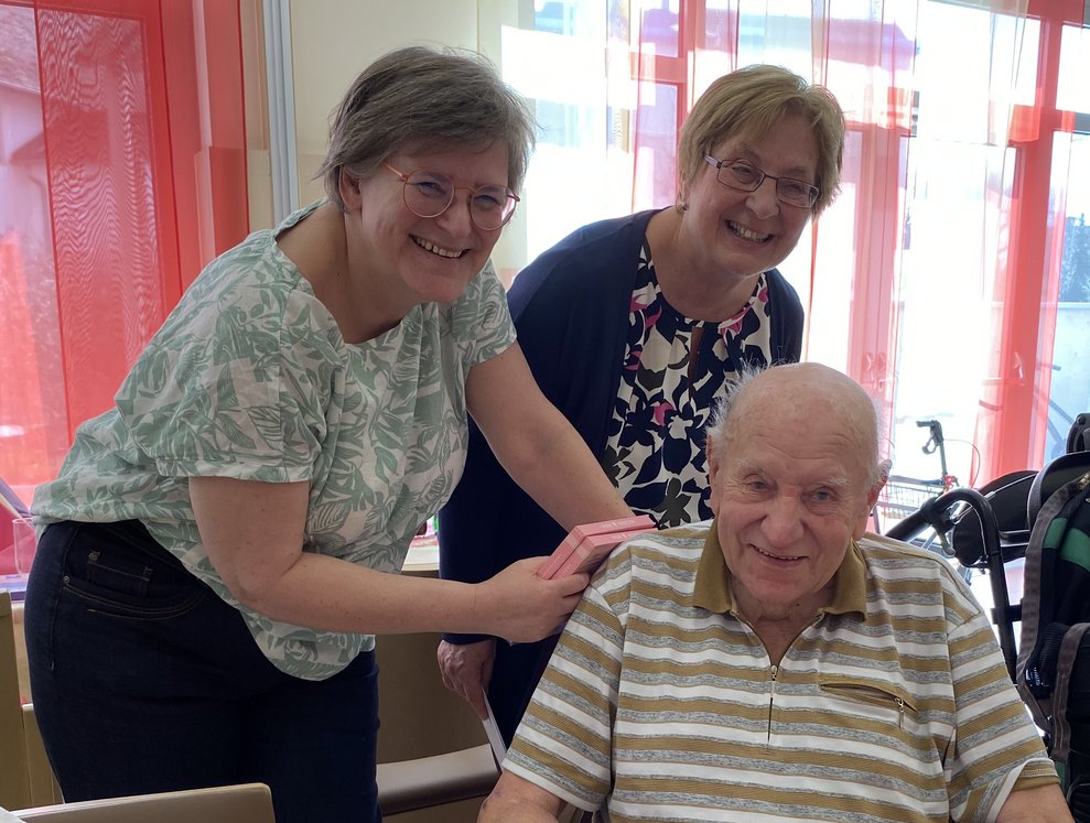 Herr Jungherr freut sich über die Glückwünsche zu seinem 83. Geburtstag.