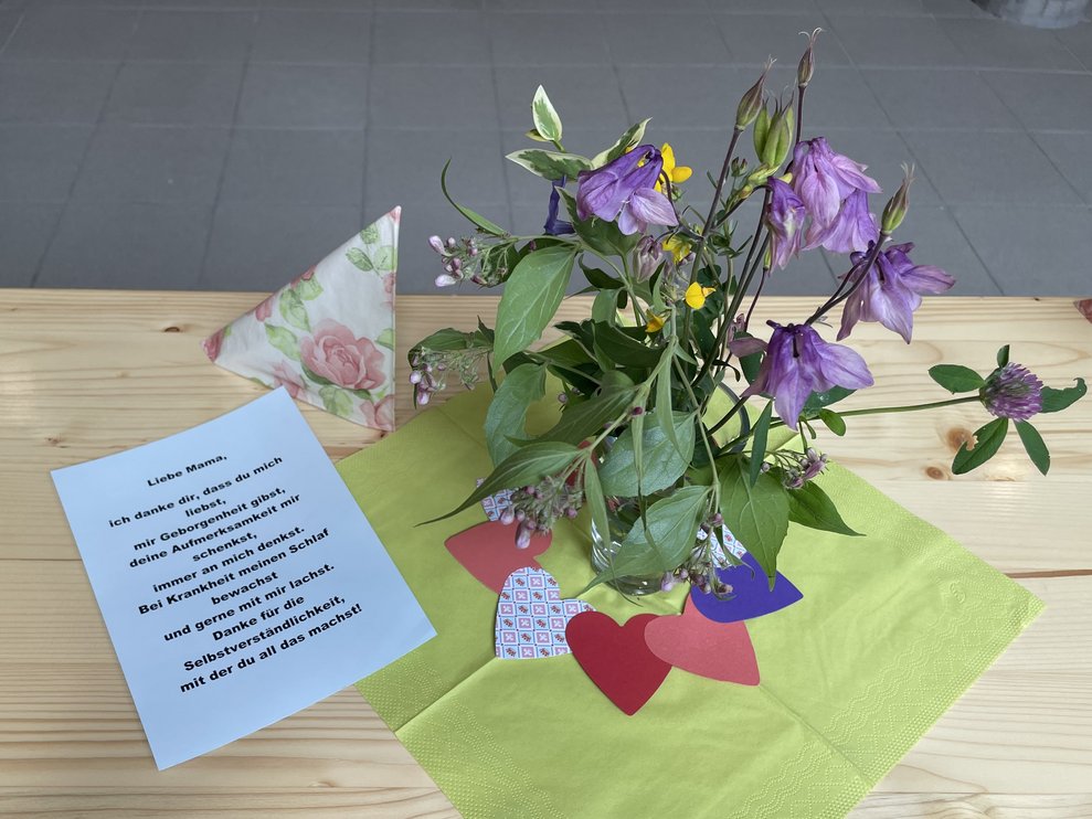 Blumen und ein Gedicht.