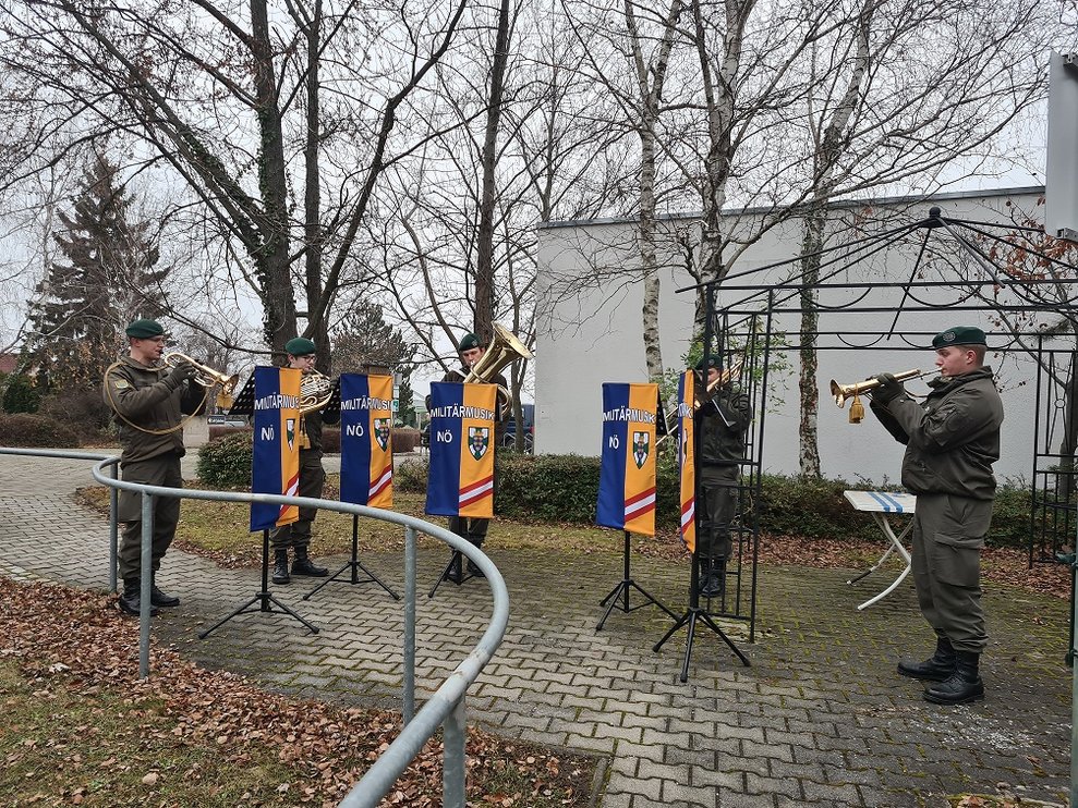 Militärmusikanten mit ihren Instrumenten.