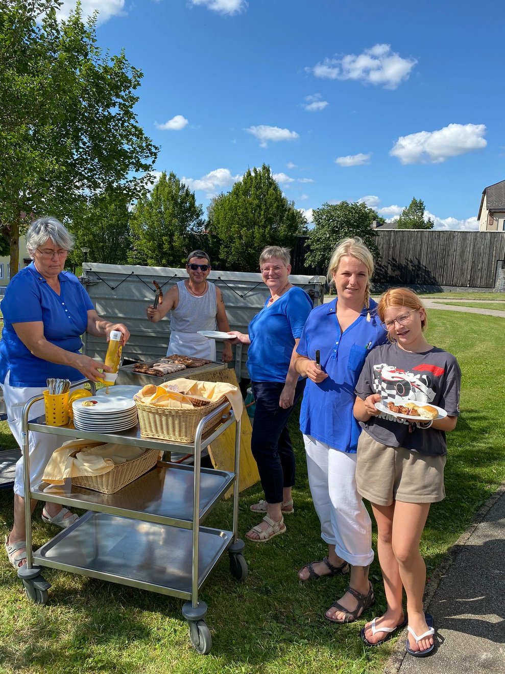 Franz, unser Haustechniker grillt für unsere Bewohnerinnen und Bewohner