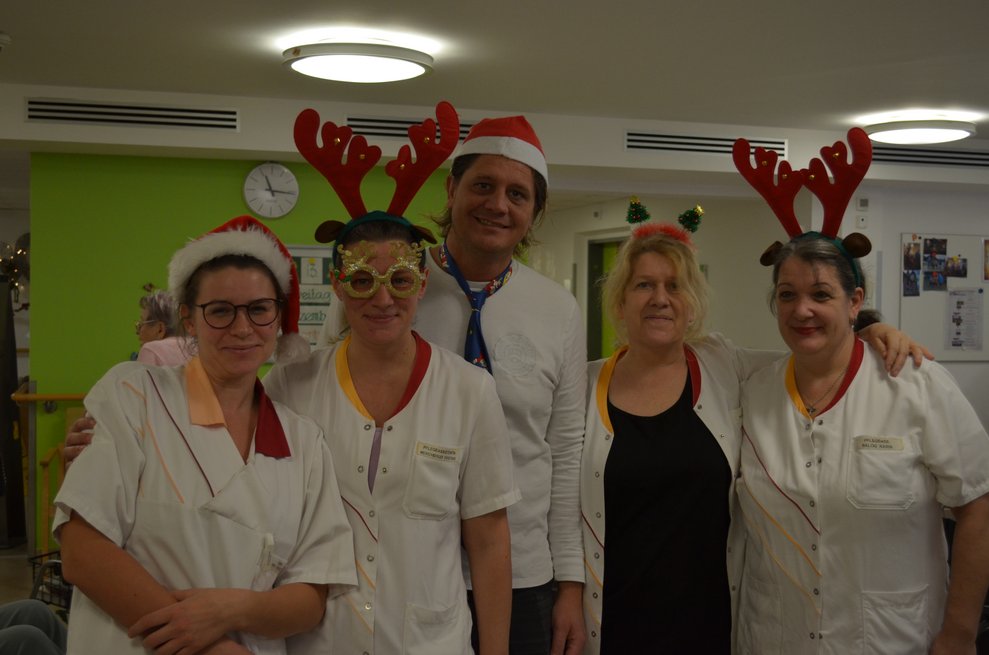 Mitarbeiterinnen und Pflegedirektor mit Weihnachtsschmuck