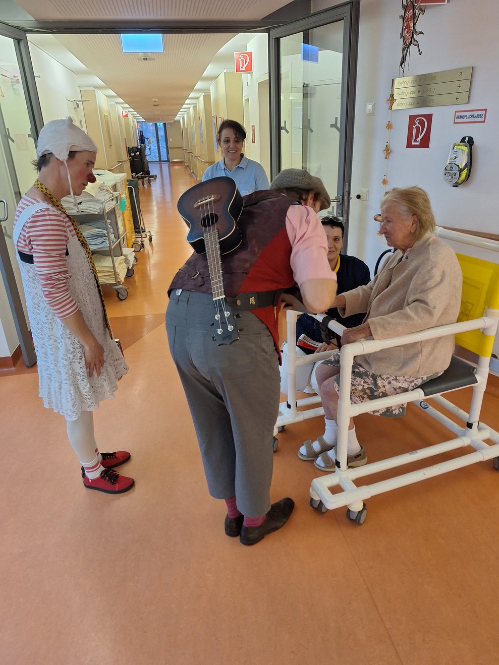 Nach dem Besuch im Wohnbereich Seerose geht es schwungvoll und bestens gelaunt weiter in den Wohnbereich Sonne, wo die Roten Nasen schon erwartet werden.