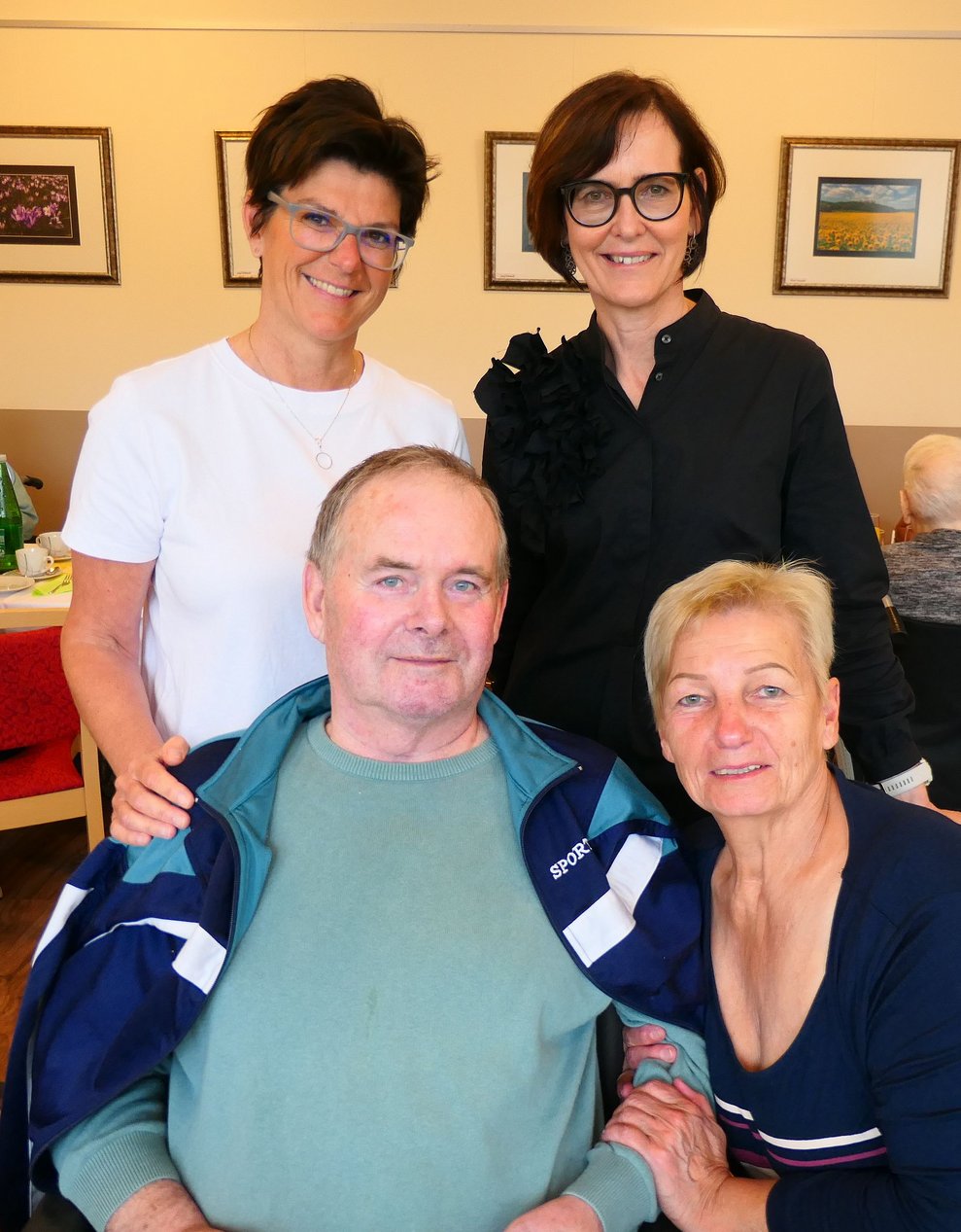 Bewohner und Angehörige posieren für ein Foto mit den Direktorinnen. 