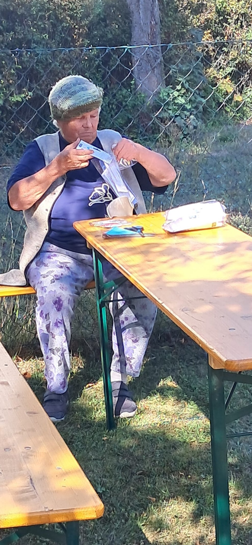Sitzende Bewohnerin.