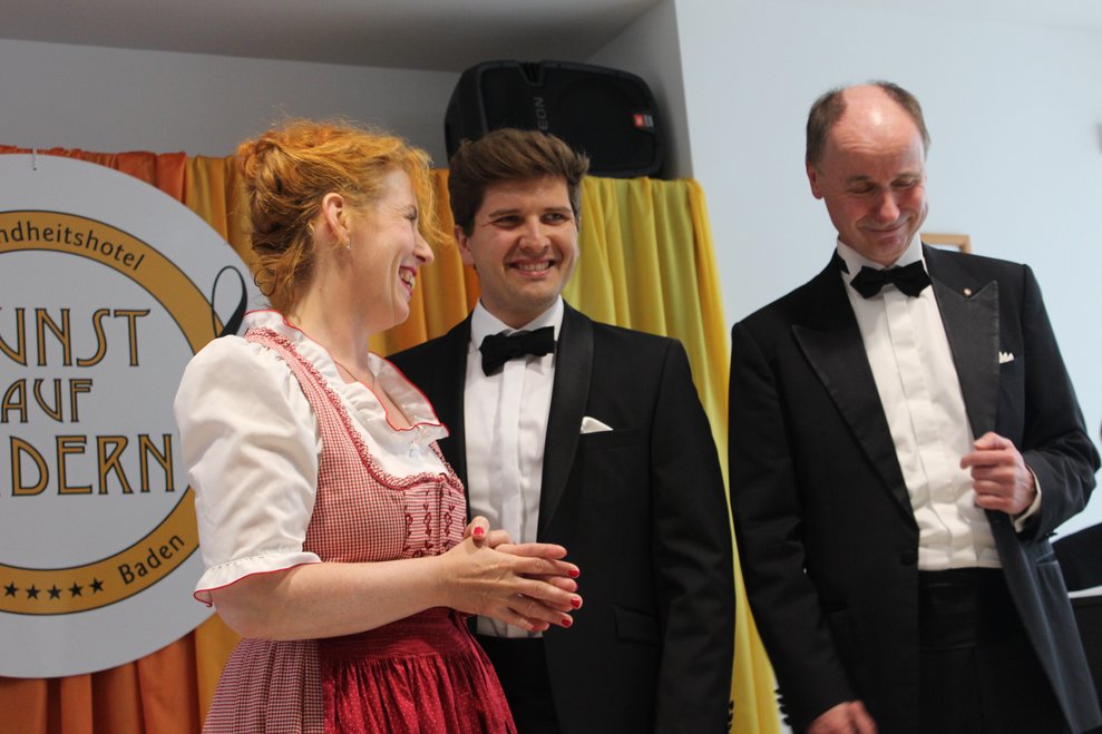 Wie man sieht haben die SängerInnen viel Spaß in unserem Haus.