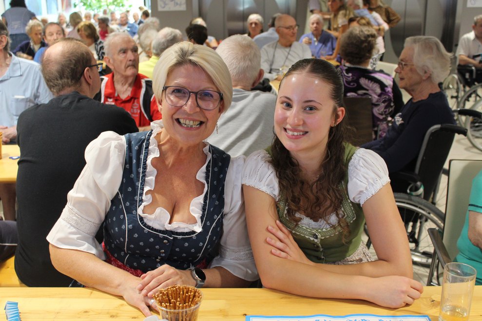 Alltagsbegleiterin Ilse strahlt mit Sarah, die bei uns ein Freiwilliges Soziales Jahr macht, um die Wette.