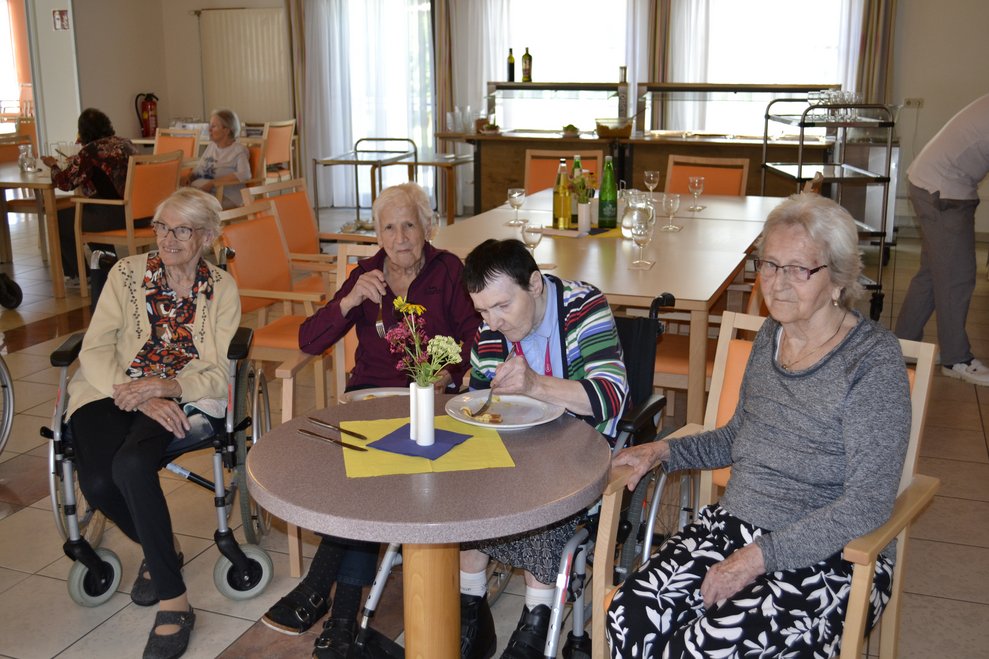 Frauen essen