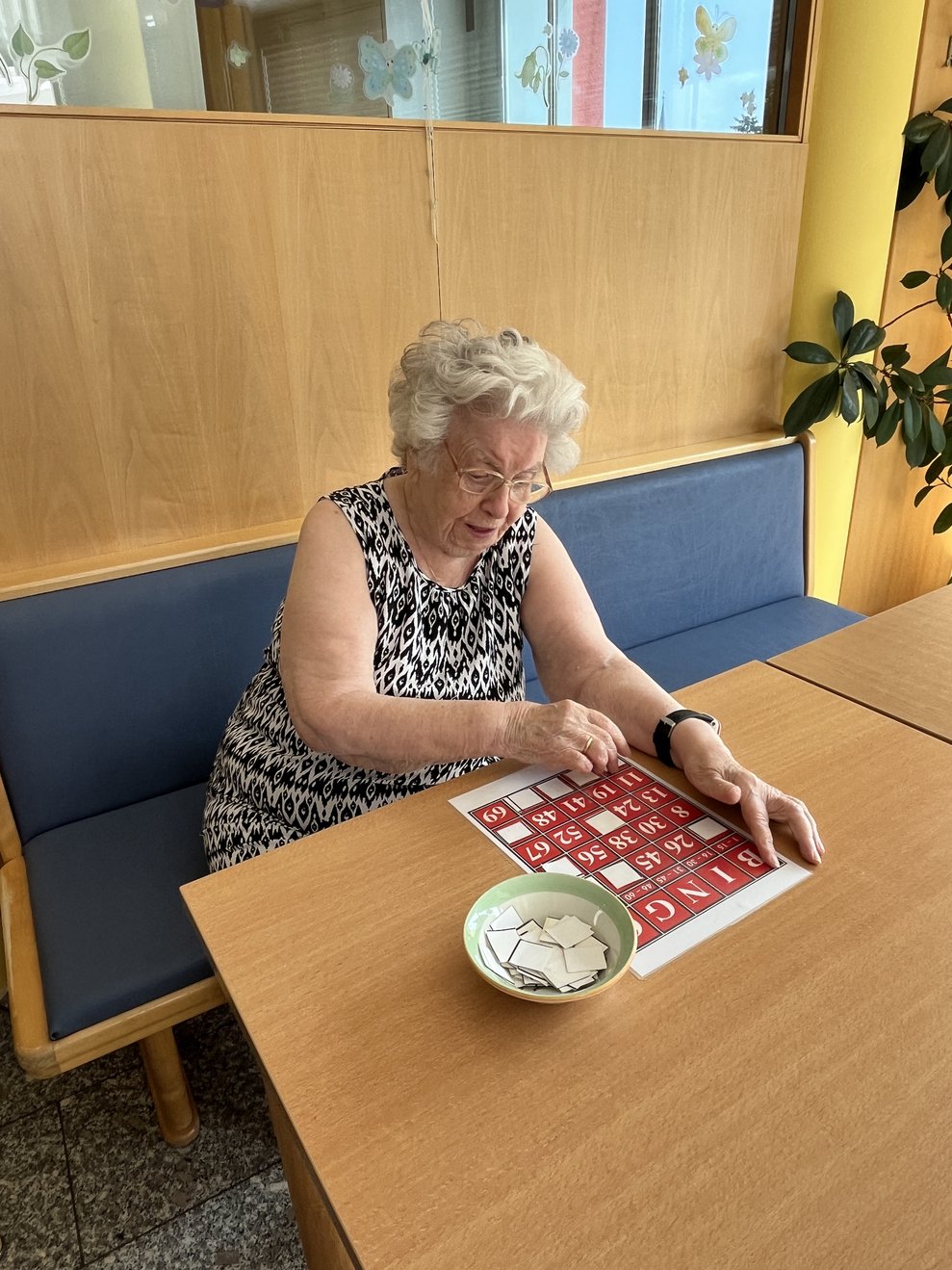 Bewohnerin beim Bingo spielen