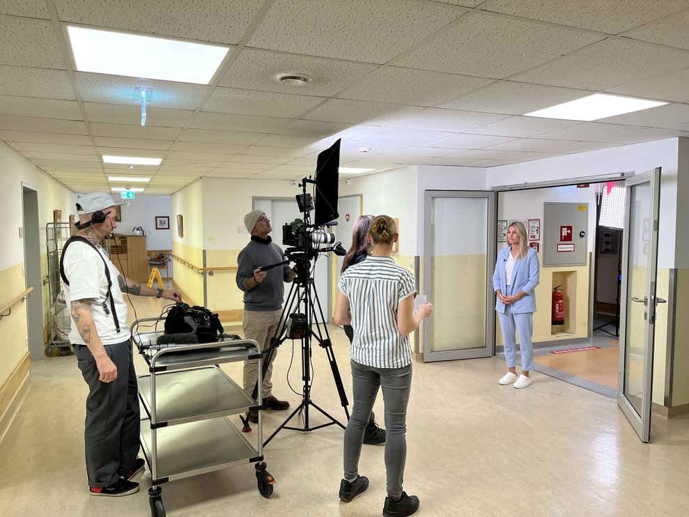 Kamerateam filmt eine Frau