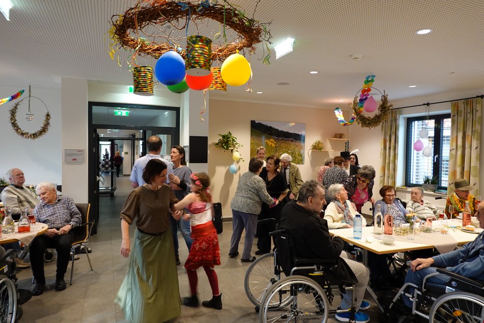 Gäste beim Tanzen.