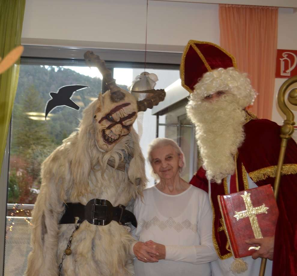 Bewohnerin posiert fürs Foto