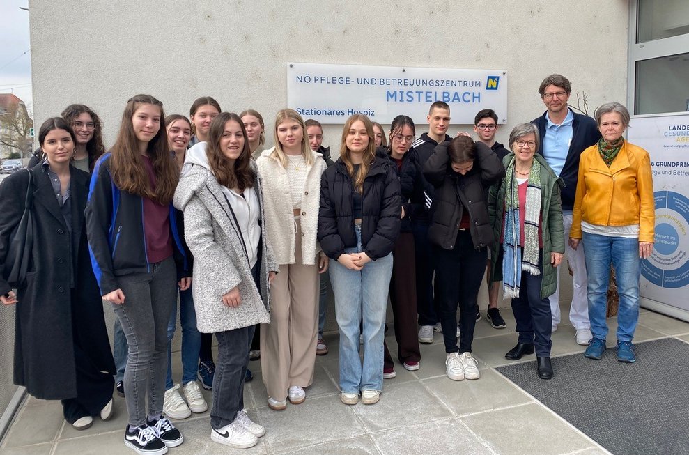 Gruppenbild vor dem Hospizeingang. 
