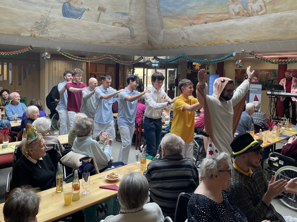 Eine Polonaise wird getanzt.