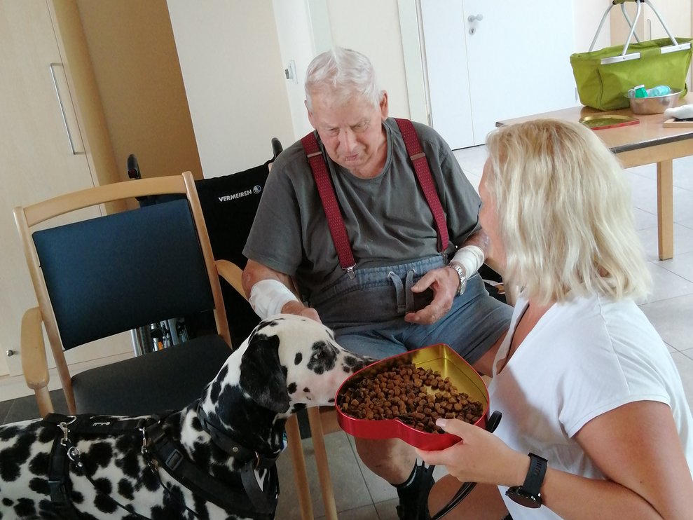 Bewohner mit Therapiehund