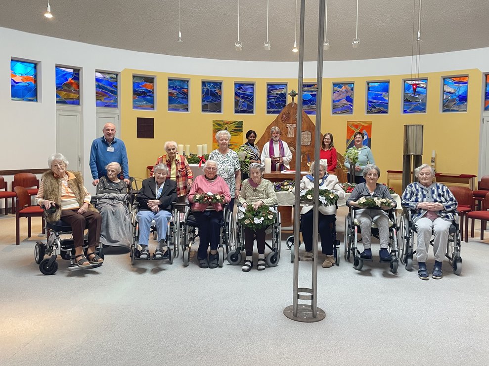 Gruppenbild vor dem Altar. 