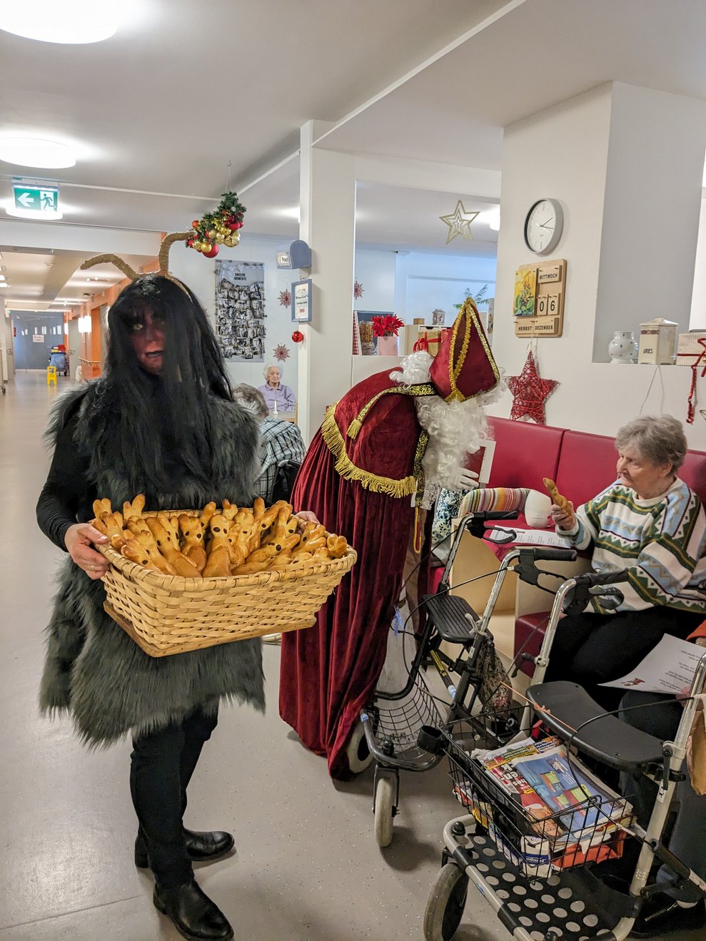 Der Krampus hält einen Korb mit Backwaren.