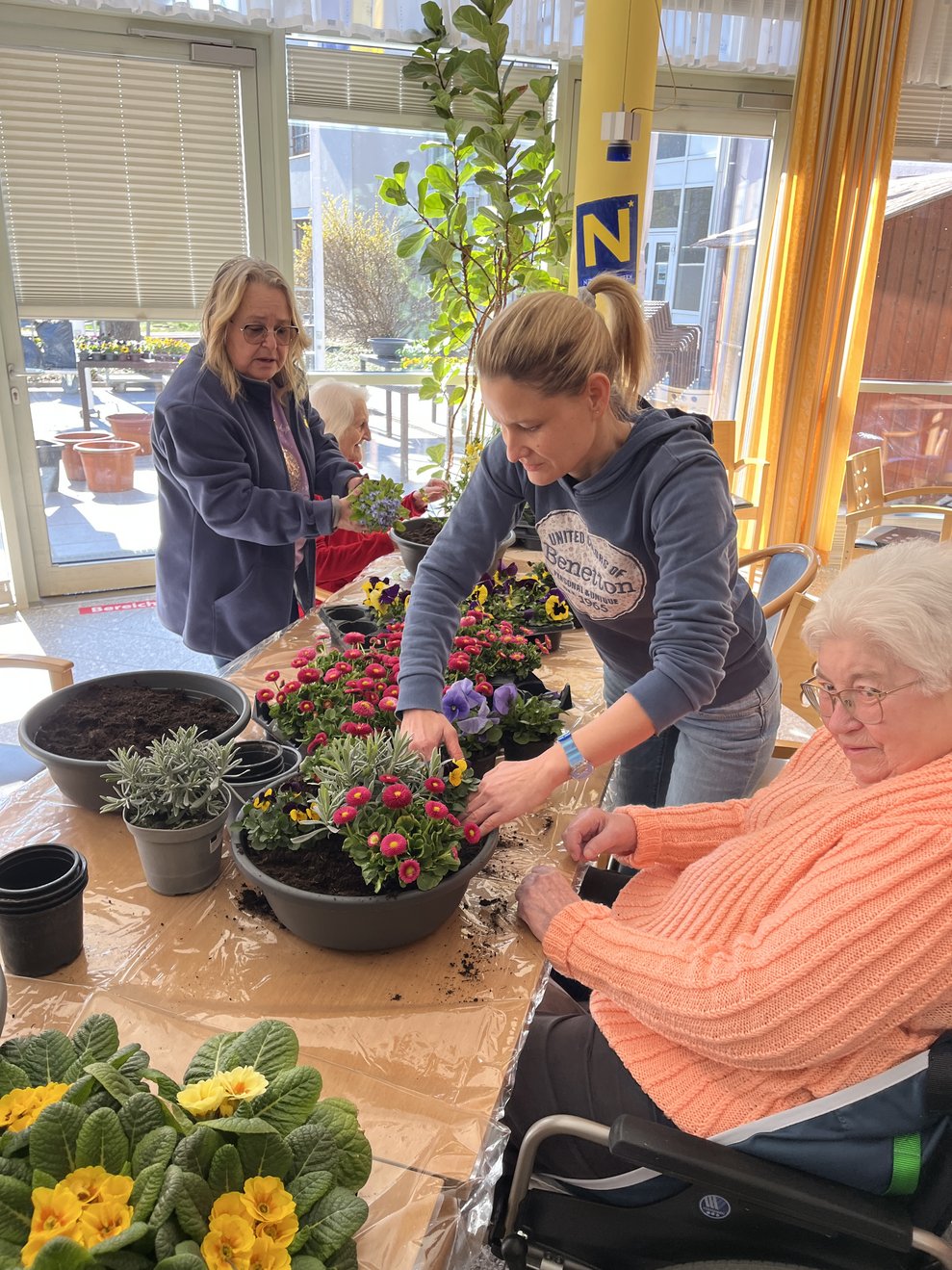 Drei Frauen mit Blumen