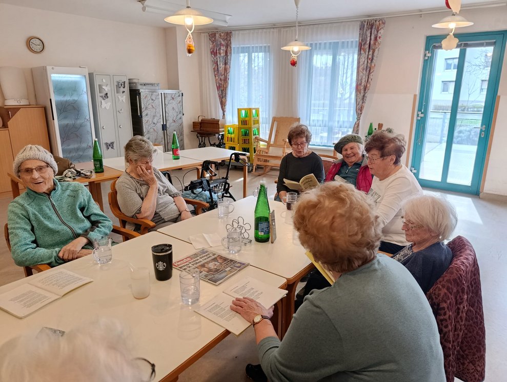 Bewohnerinnen und ehrenamtlich Tätige beim Singen.