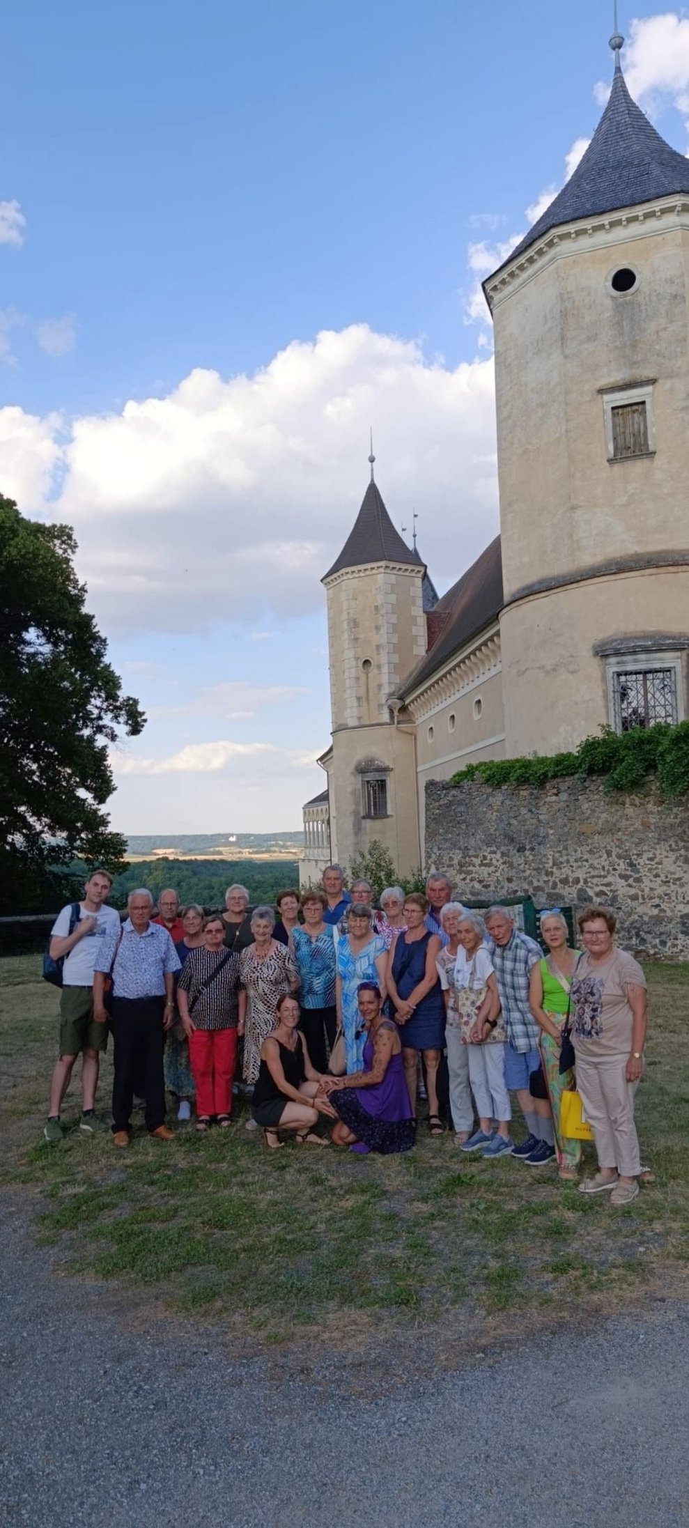 Gruppenfoto vor der Rosenburg.