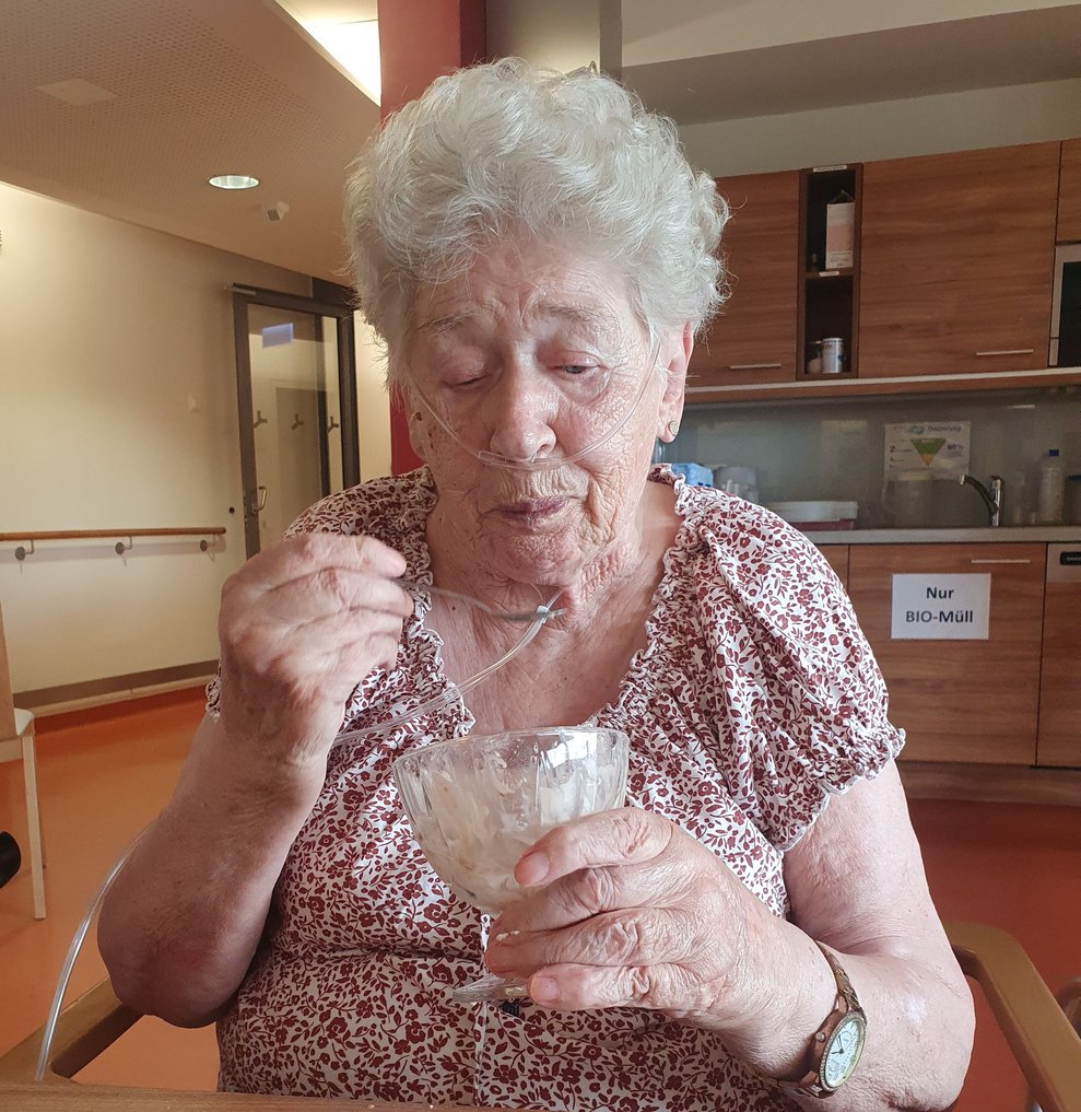 Frau Schicho genießt ihren Eisbecher sichtlich.