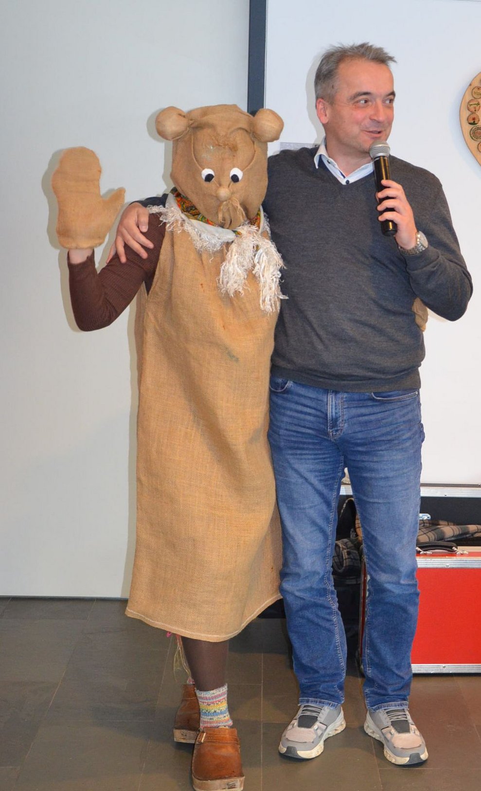 Eine Frau im Faschingskostüm und ein Mann