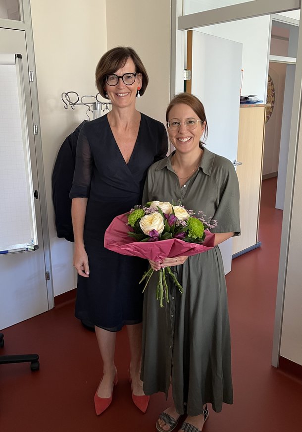 Zwei Damen mit einem Blumenstrauß