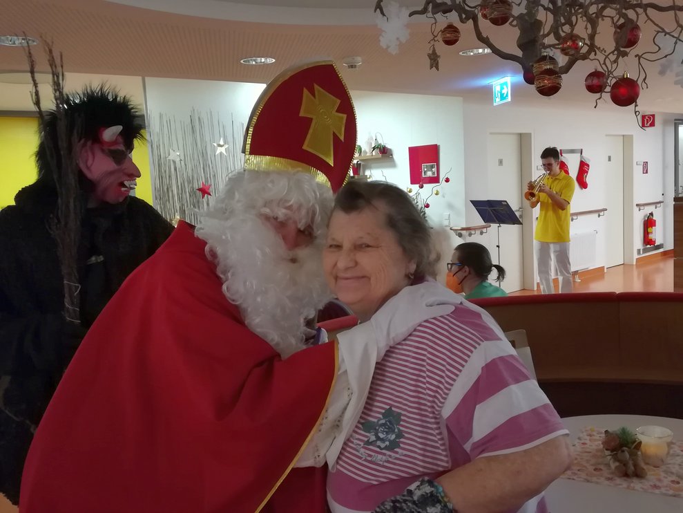 Frau Wurzer und der Nikolaus haben sich bei jedem Treffen viel zu erzählen.