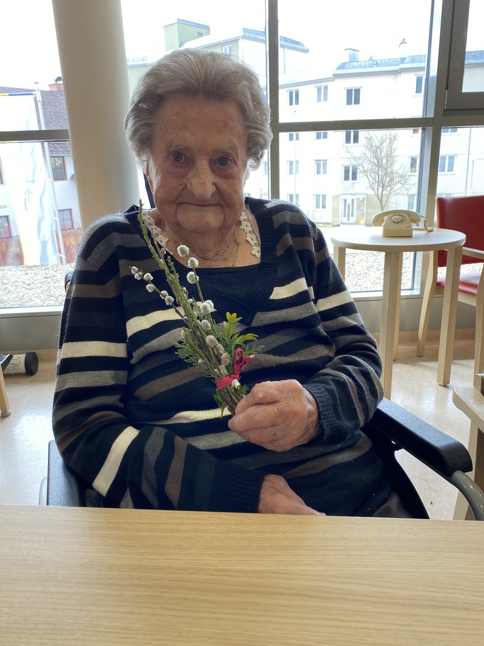 Frau Breinhölder mit ihren 100 Jahren hilft noch immer begeistert mit.