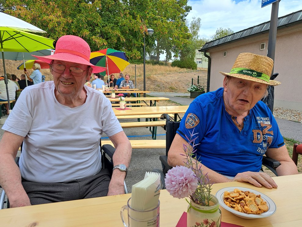 Zwei Herren beim Gartenfest