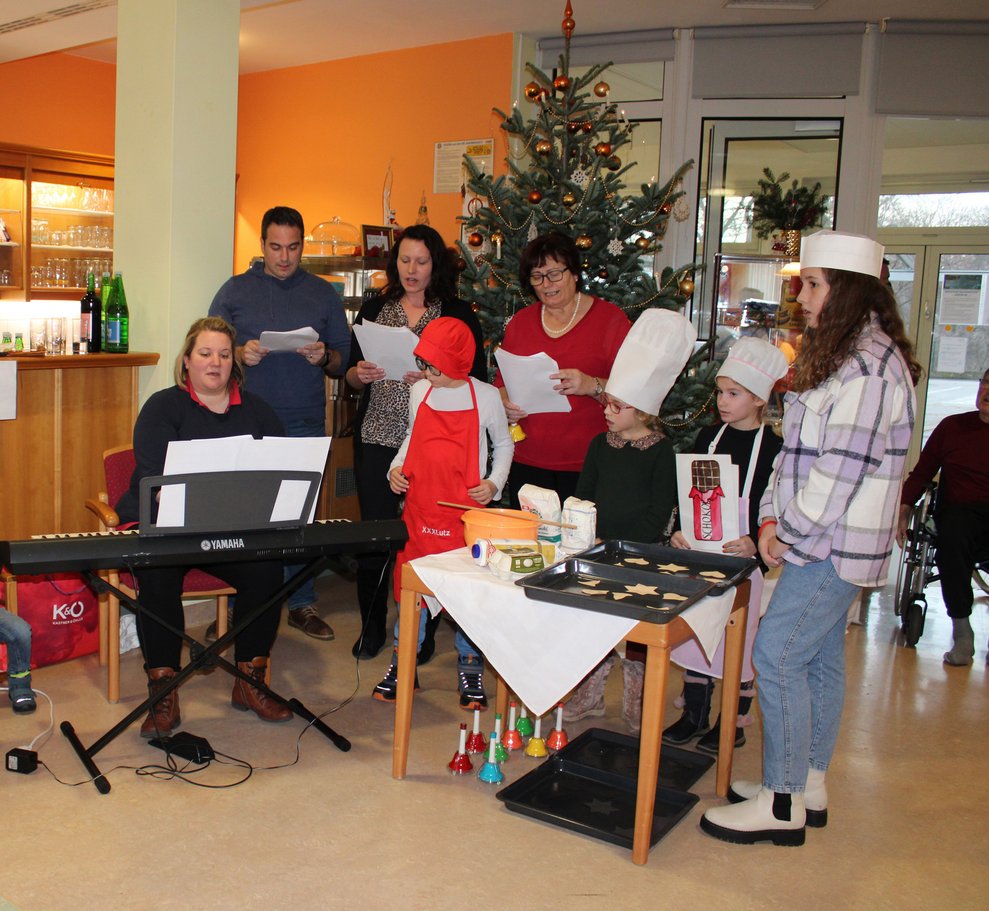 Vorweihnachtsfeier mit Chor aus Hadres