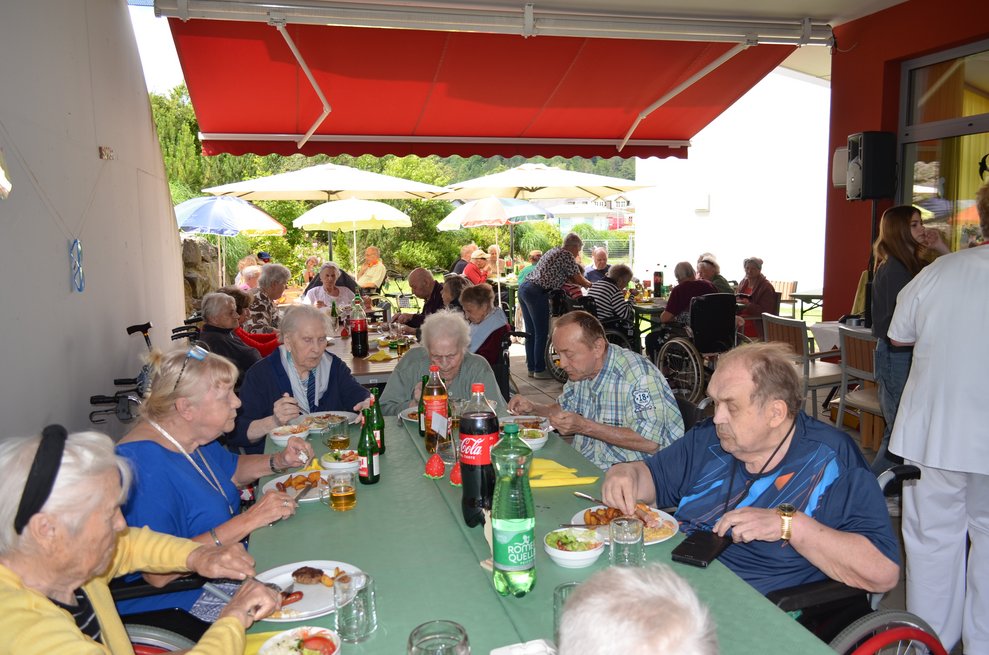 Bei Speis' und Trank genossen die Bewohnerinnen & Bewohner das Fest