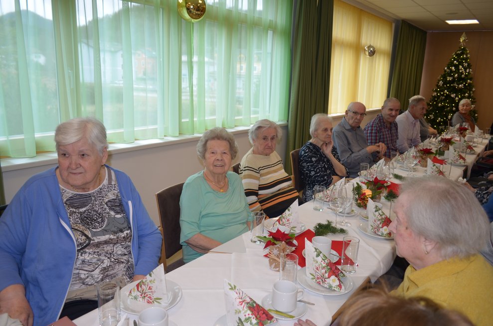 Bewohnerinnen und Bewohner im Festsaals