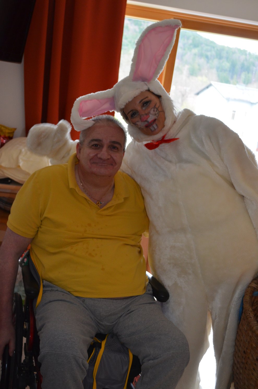 Bewohner mit Osterhase.