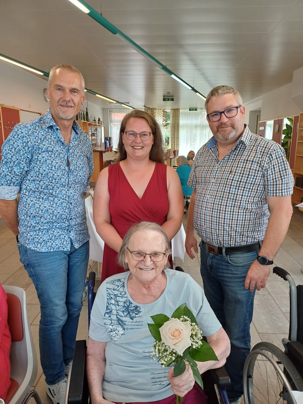 Bewohnerin mit Gratulanten