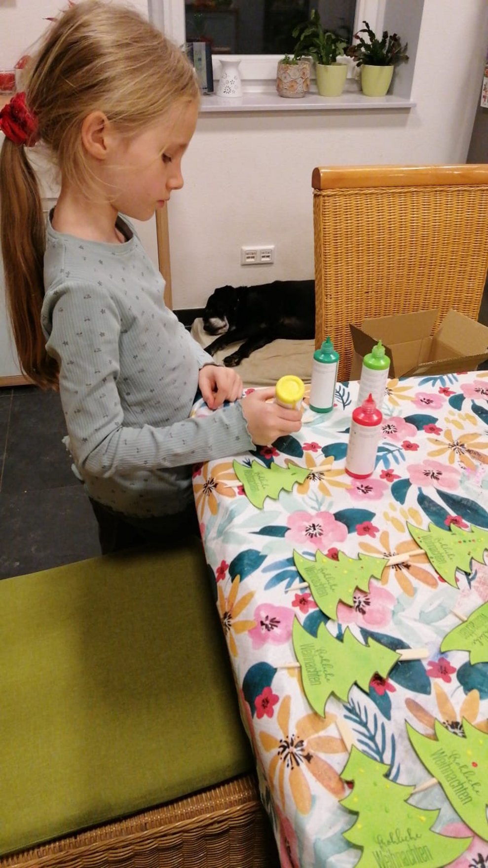 Lili bastelt zu Hause Bäumchen für alle BewohnerInnen.