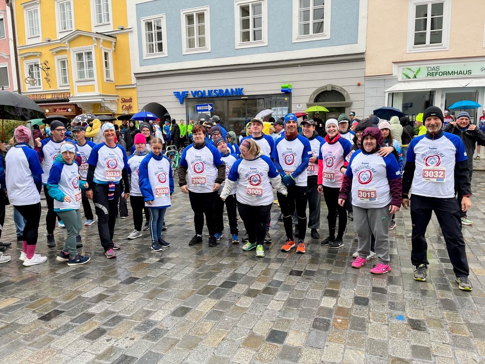 Mehrere Personen stehen zusammen und lächeln in die Kamera