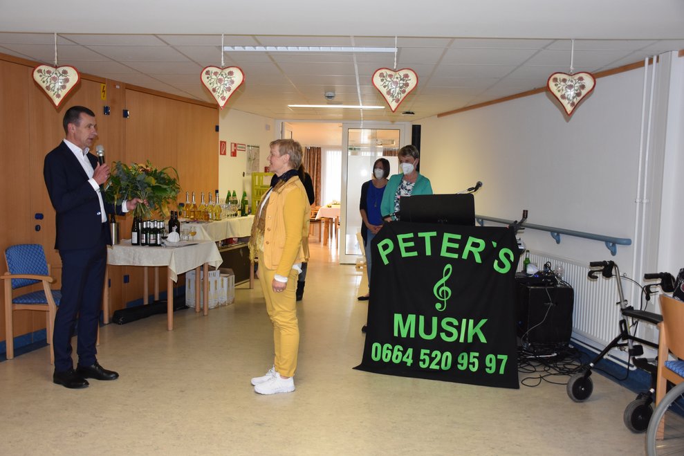 Direktor spricht ins Mikrofon