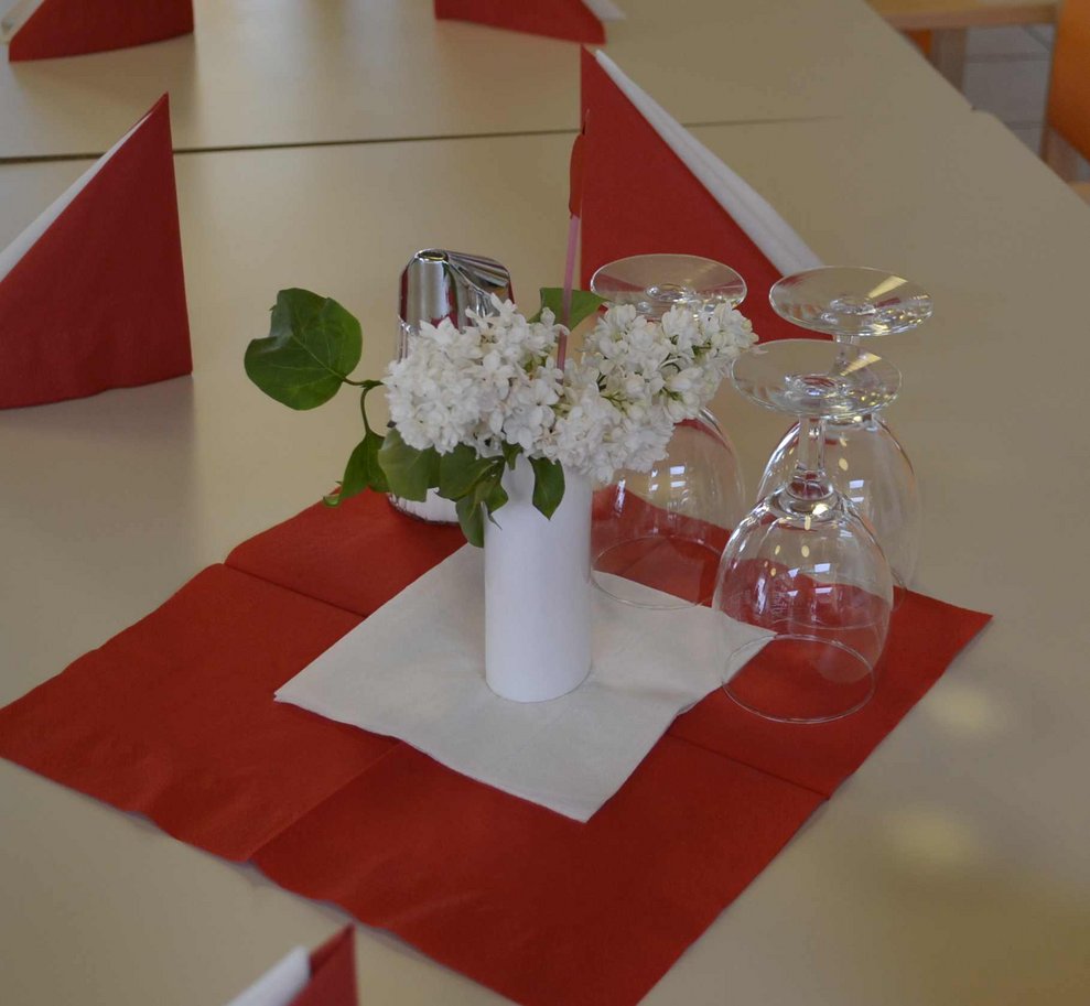 Blumen am Tisch
