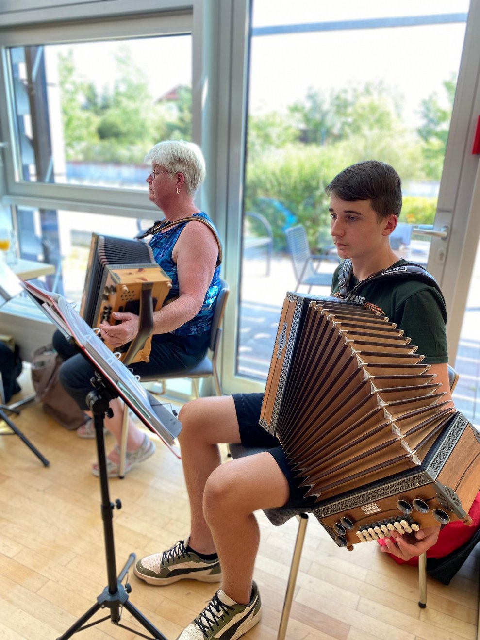Personen mit Instrumenten. 