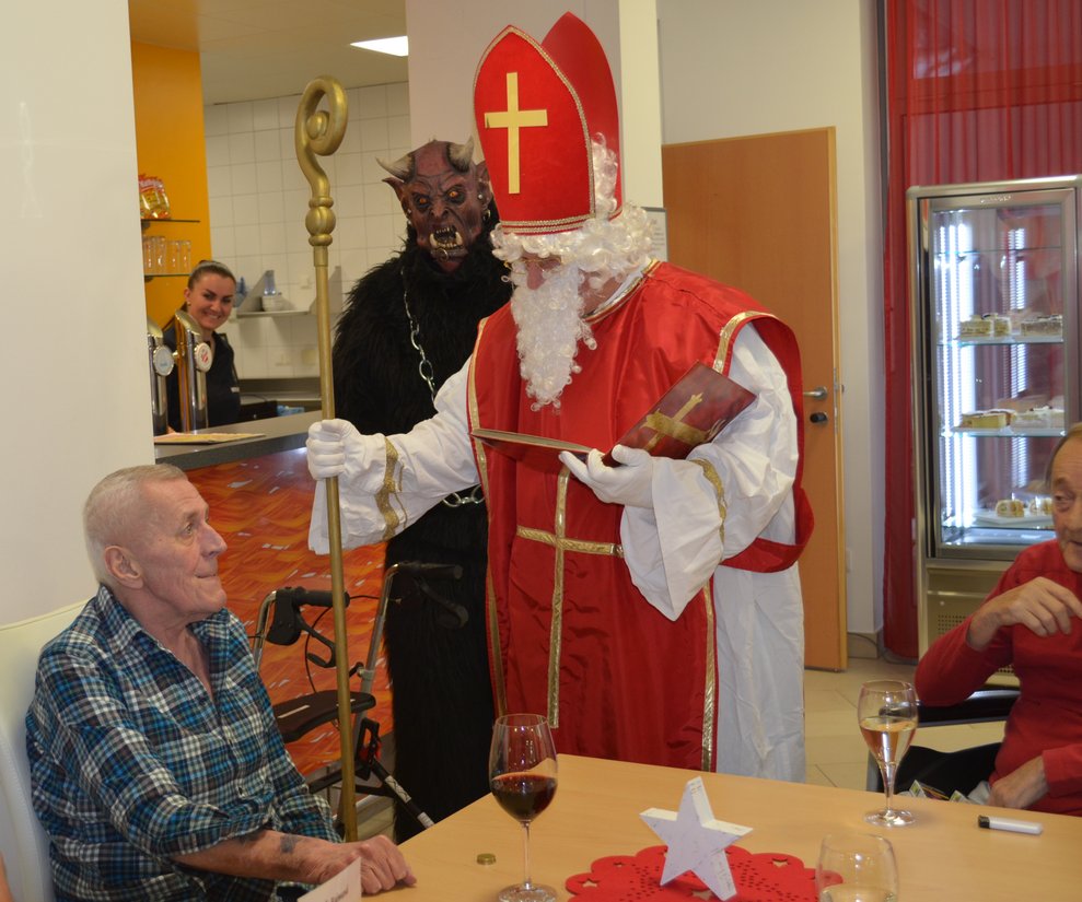 Die Bewohner mit Krampus, Nikolo in der Cafeteria